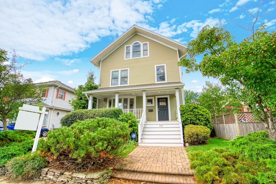 818 N Fillmore St, Arlington, VA 22201, Presented by Natalie U. Roy